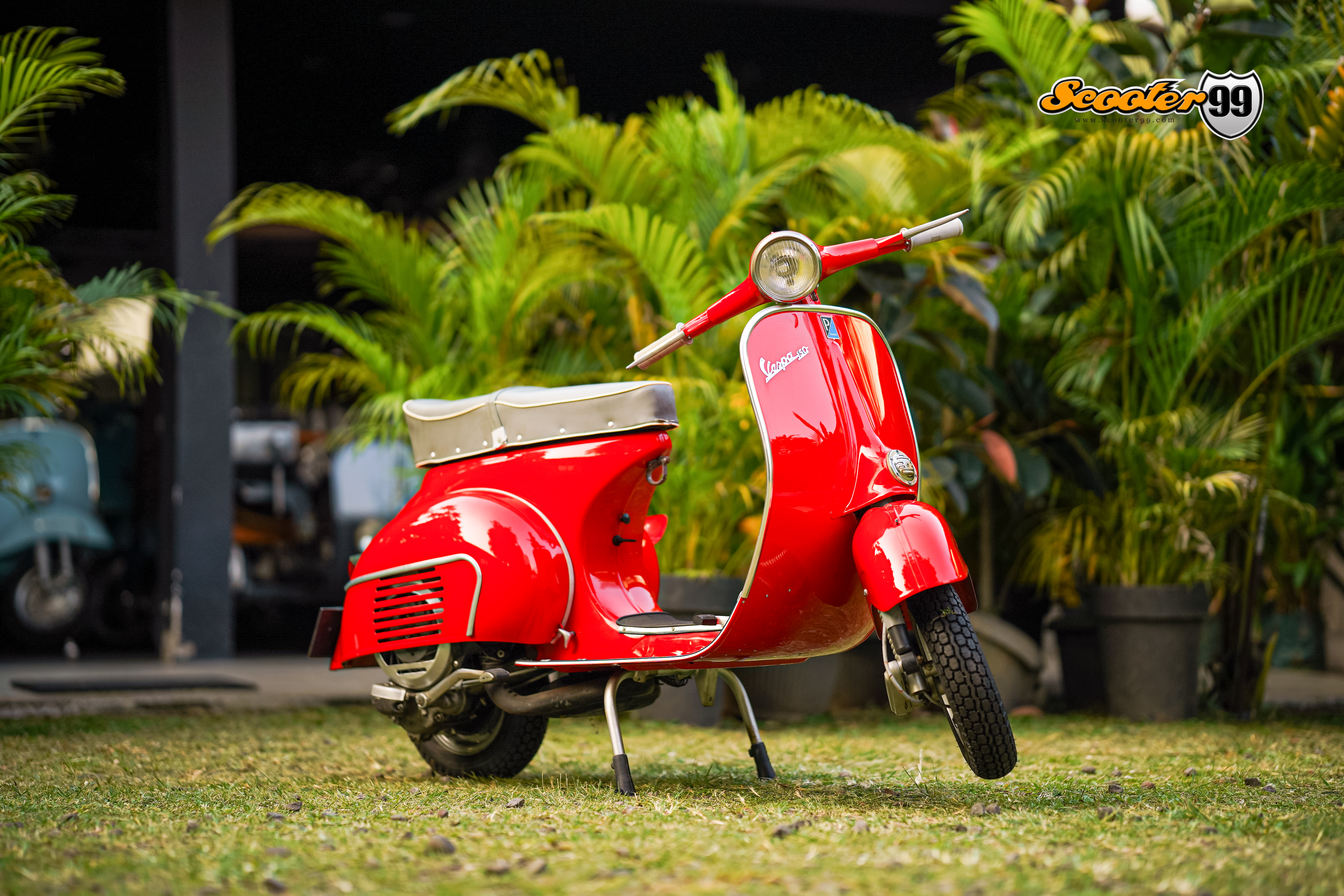 Vespa 150 VBB Red – front angle